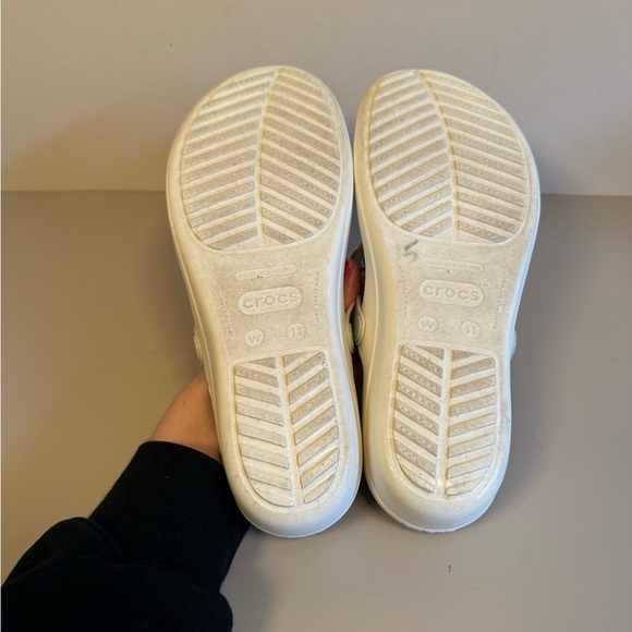 Crocs Sanrah Hammered Gold Circle Flip‎ Sandal Women\'s Size 11 Oyster main image 5
